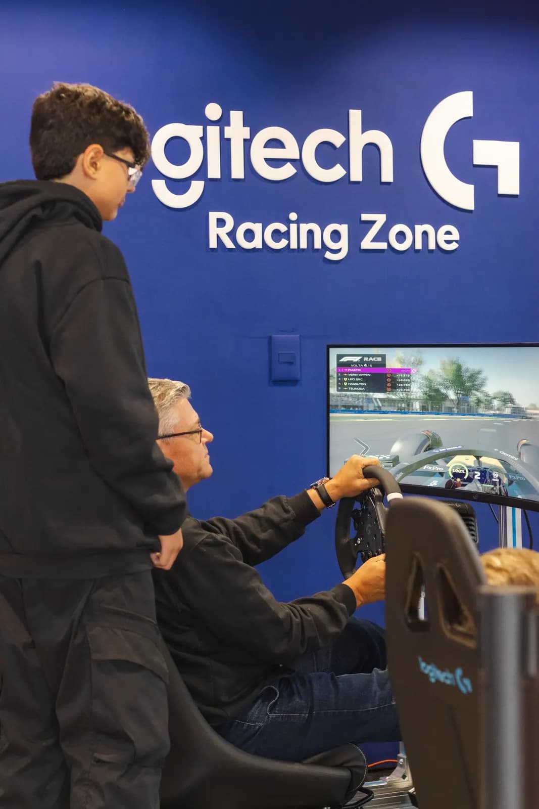 Adultos no Sim Racing durante confra